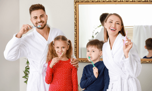 Familie beim Zähneputzen — Zahnschutz für die ganze Familie mit der Continentale CEZE Zahnzusatzversicherung