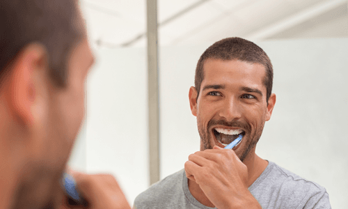 Mann bei der täglichen Zahnpflege